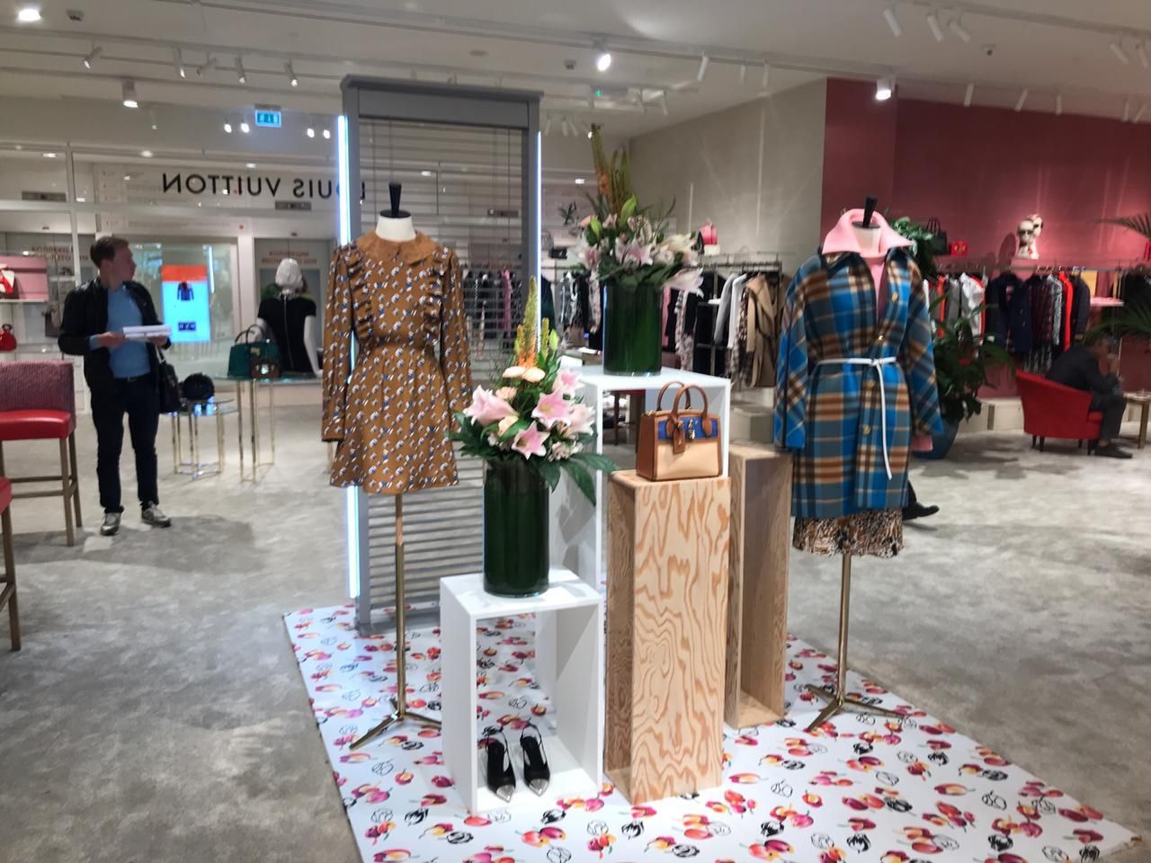Louis Vuitton TSOUM, femme, Moscou — vue 1