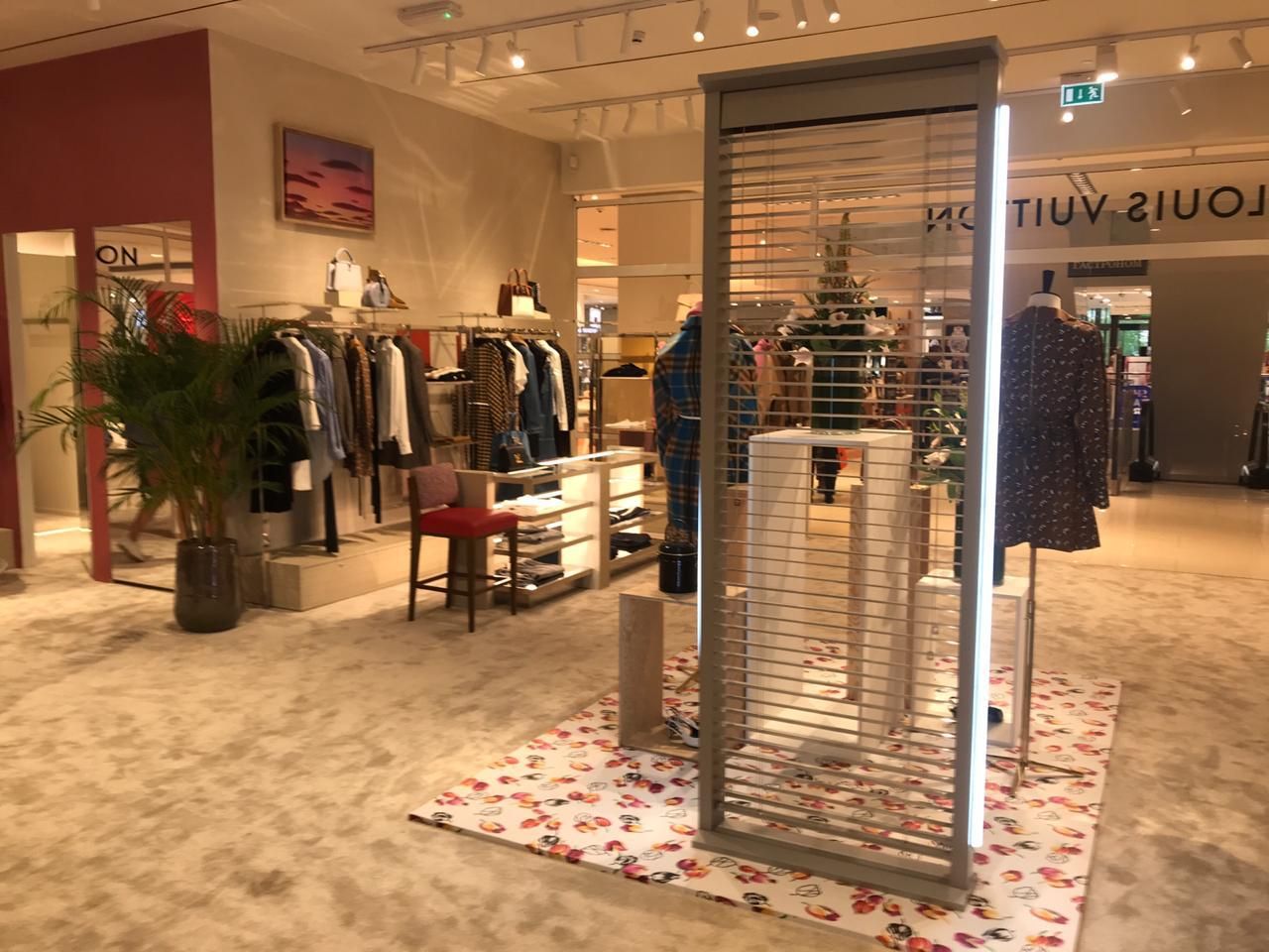Louis Vuitton TSOUM, femme, Moscou — vue 2