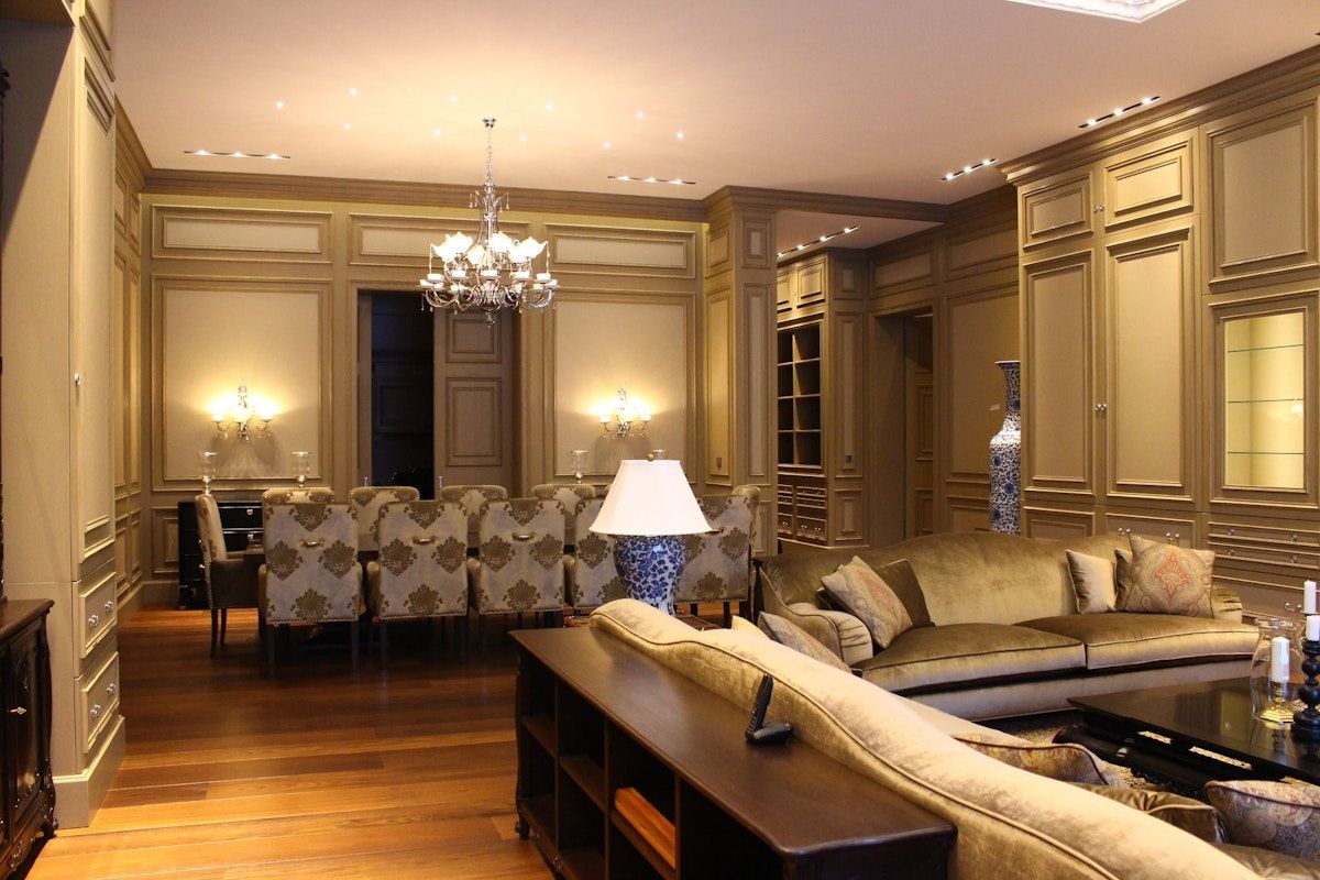 Salon d'une résidence à Rosinka, éclairage intérieur